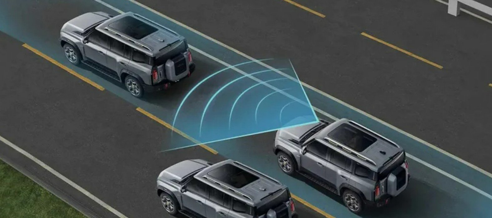 Pantalla de auto mostrando cámara 360 y sistemas ADAS en conducción