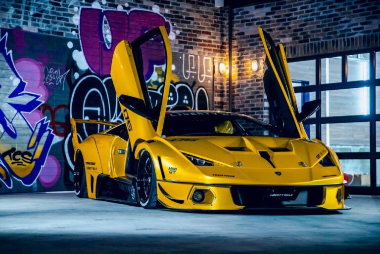 Nissan GT-R, Chevrolet Corvette C8 y Lamborghini exhibidos durante la presentación de Liberty Walk México