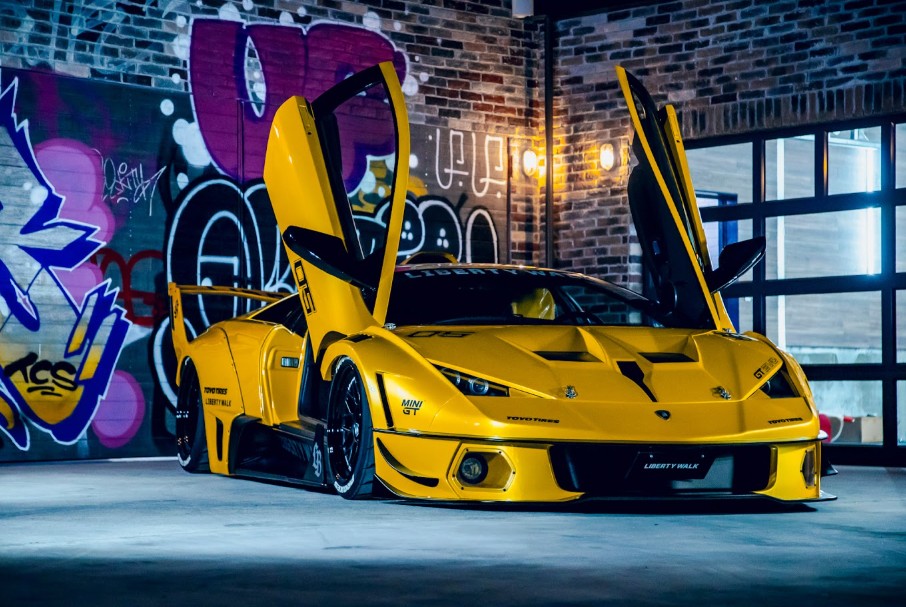 Nissan GT-R, Chevrolet Corvette C8 y Lamborghini exhibidos durante la presentación de Liberty Walk México