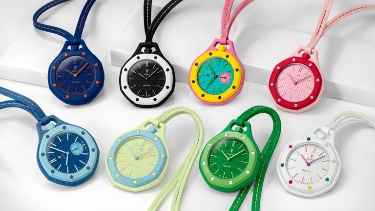 Los ocho relojes de la colección AP x Swatch Royal Pop acomodados en composición horizontal sobre fondo blanco.