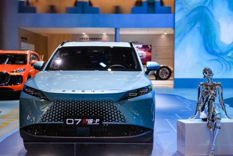 OMODA 7 exhibido junto a robot AiMOGA durante Auto China 2026 en Beijing
