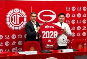 Directivos de GAC México y Deportivo Toluca FC durante anuncio de alianza estratégica en México