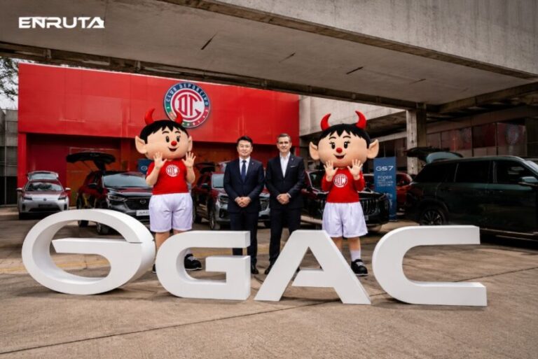 Directivos de GAC México y mascotas del Toluca FC durante presentación de alianza estratégica en México
