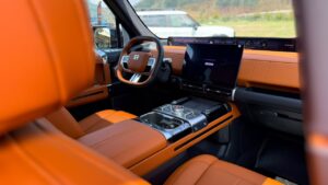Interior de la JETOUR G700 con múltiples pantallas, asientos con ventilación, calefacción y funciones de masaje