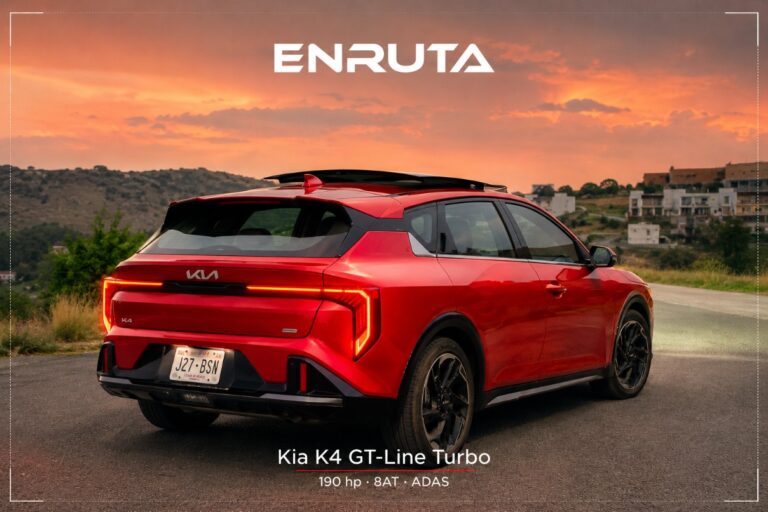 Kia K4 GT-Line Turbo rojo durante prueba de manejo en ciudad y carretera