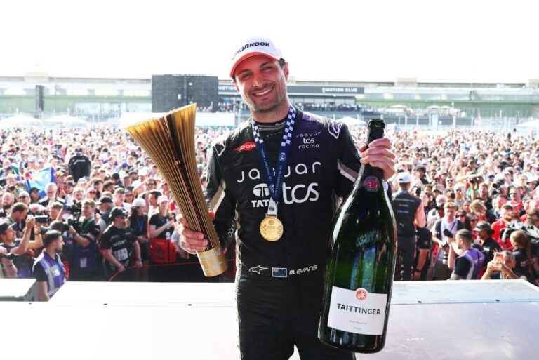 Mitch Evans de Jaguar TCS Racing durante el E-Prix de Berlín de Fórmula E