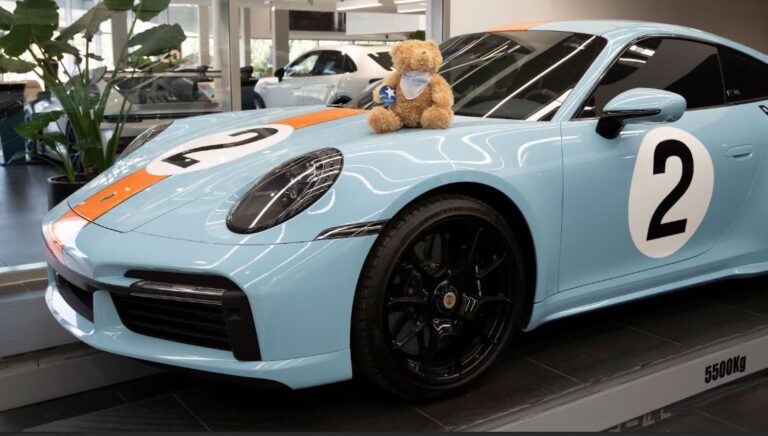Auto a escala intervenido por artista en iniciativa de Porsche con Make-A-Wish México