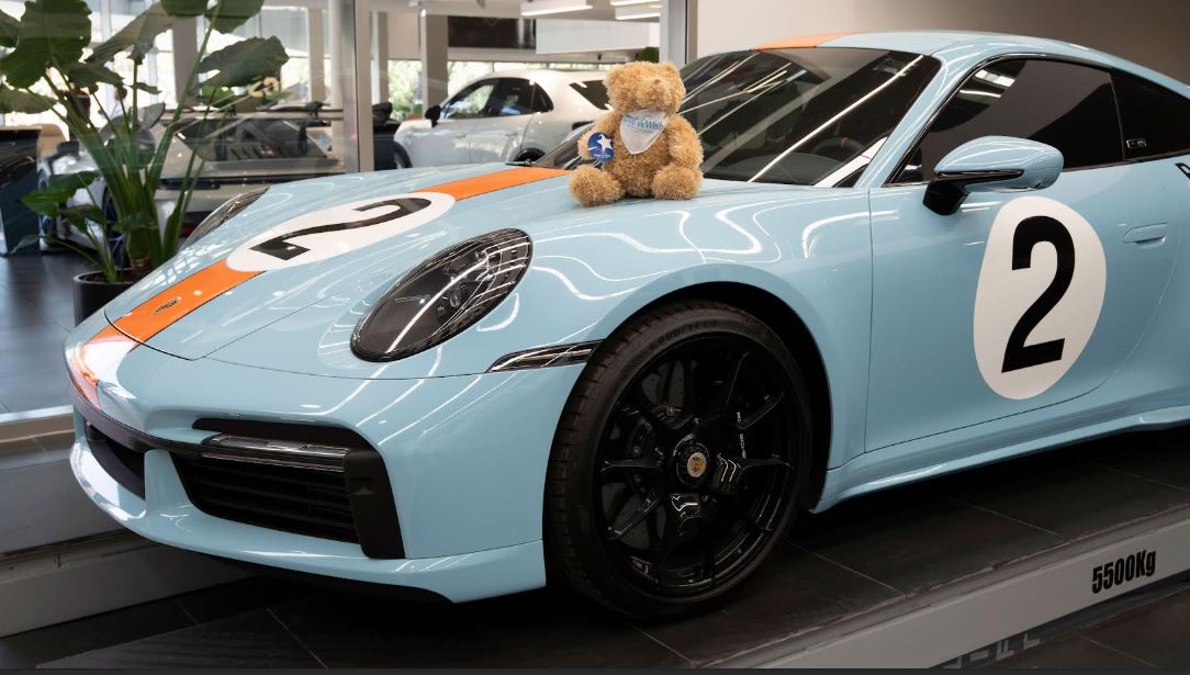 Auto a escala intervenido por artista en iniciativa de Porsche con Make-A-Wish México