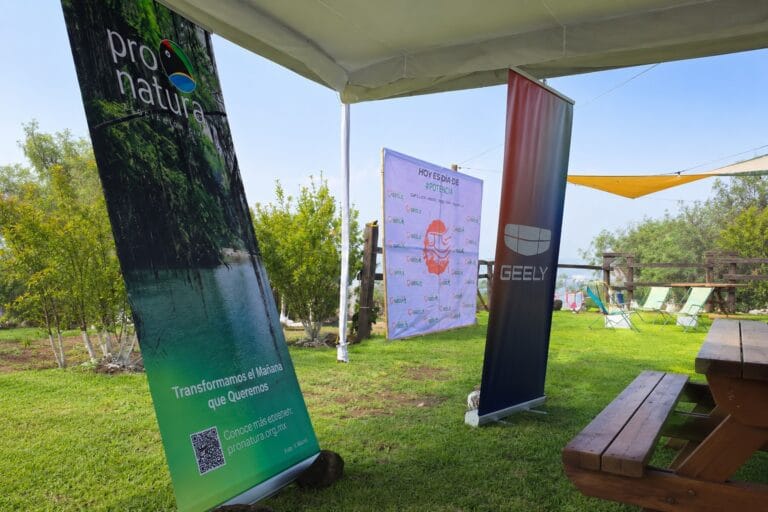 Representantes de Geely y Pronatura durante una jornada de restauración ambiental en el Parque Tonancapetl, Teotihuacán.