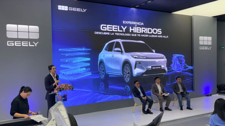 Directivos de Geely durante conferencia sobre tecnología híbrida, inteligencia artificial y movilidad sustentable en México
