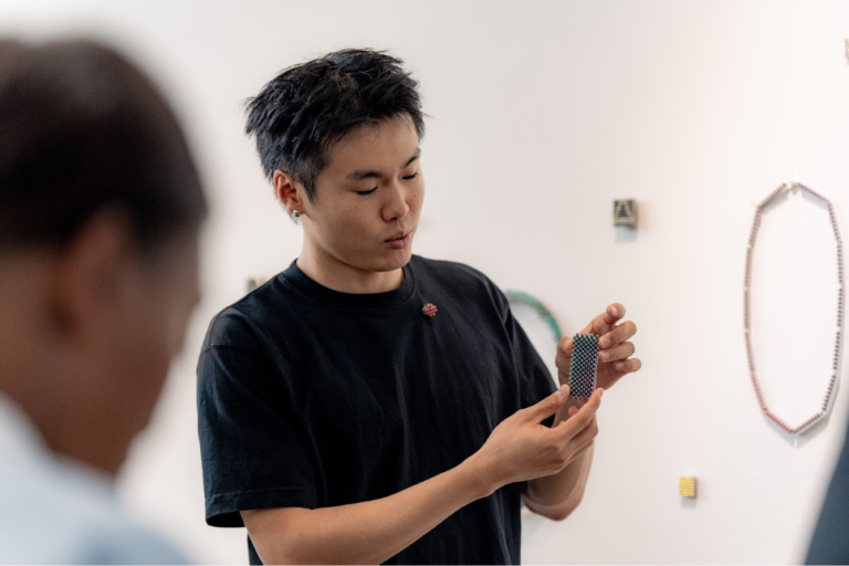 Yuze Pan, ganador del Jaguar Awards 2026, presenta su obra Polyphony durante la ceremonia organizada por Jaguar y el Royal College of Art.