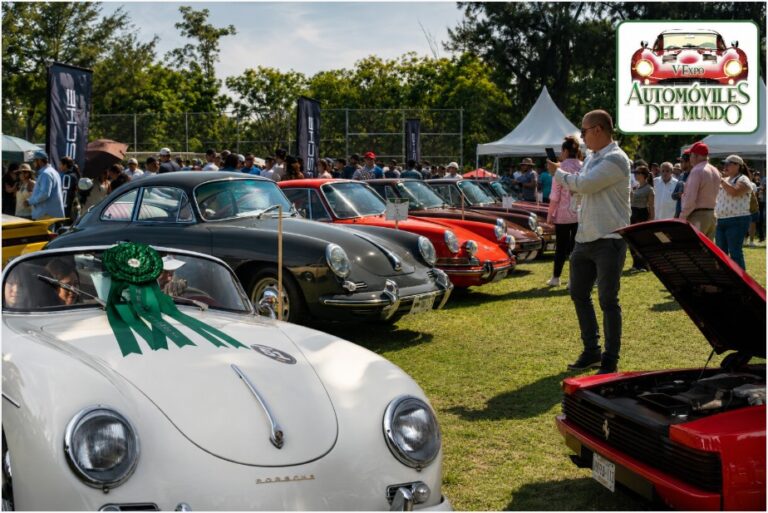 Automóviles clásicos exhibidos durante Expo Automóviles del Mundo en Guadalajara