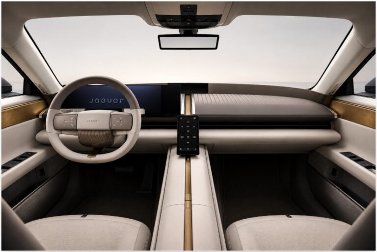 Interior del Jaguar Type 01 eléctrico con columna central longitudinal y cuatro plazas individuales