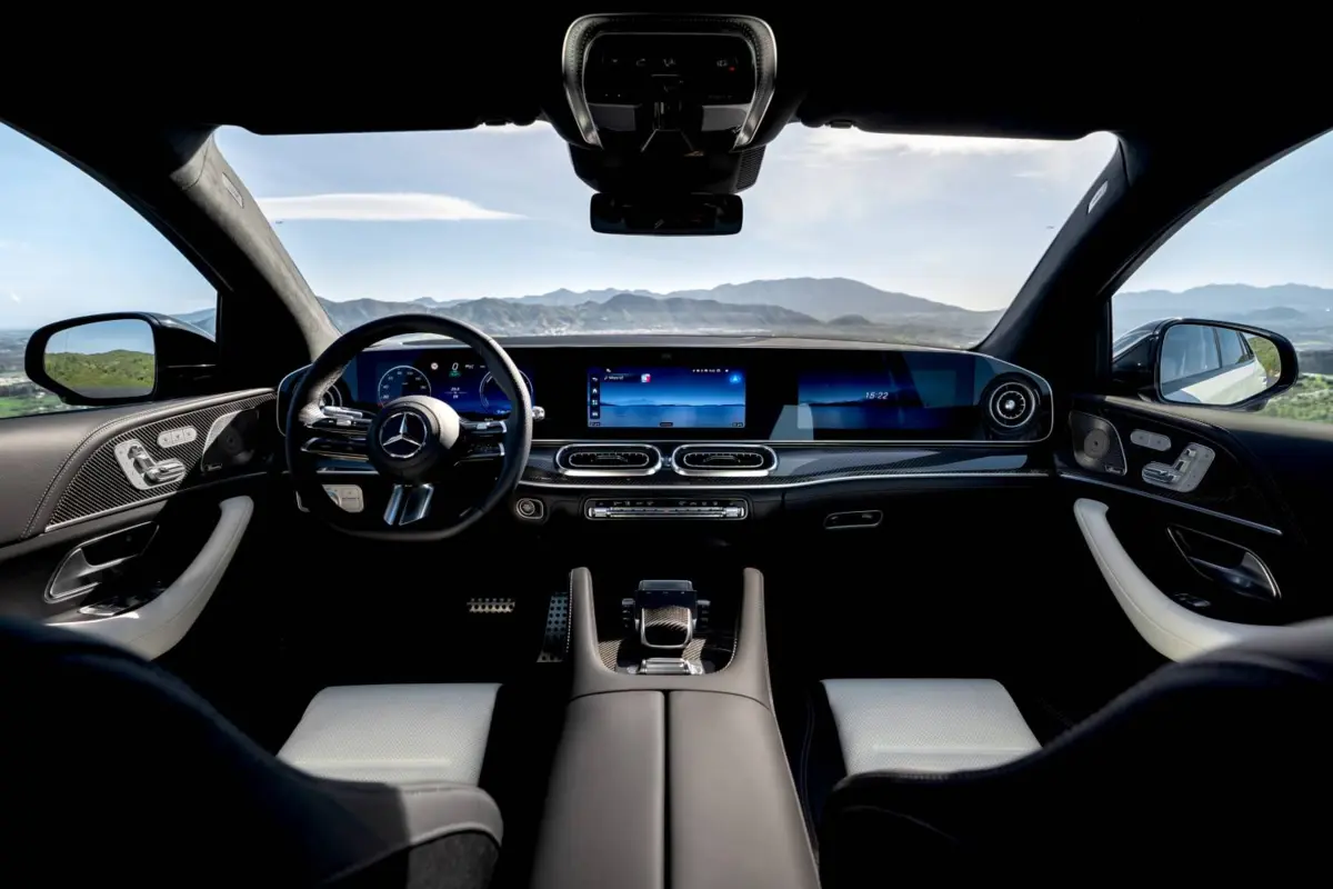 Mercedes recupera botones físicos junto a sus pantallas MBUX