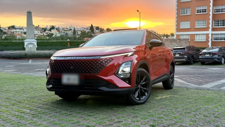 Omoda C5 2026 en color rojo durante prueba de manejo para En Ruta México