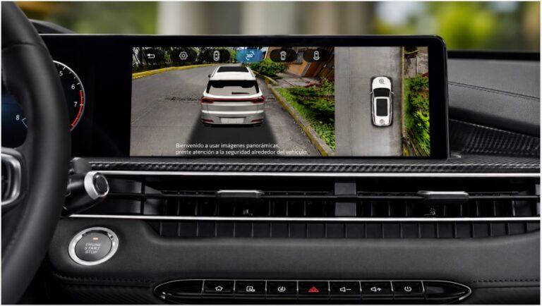 Interior de un Chirey Tiggo con pantalla digital y tecnologías de asistencia a la conducción