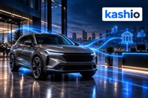 Asesor de una agencia automotriz revisa el registro de un pago en una computadora