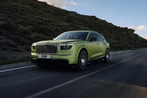 Bentley Torcal, primera SUV eléctrica de Bentley, en carretera