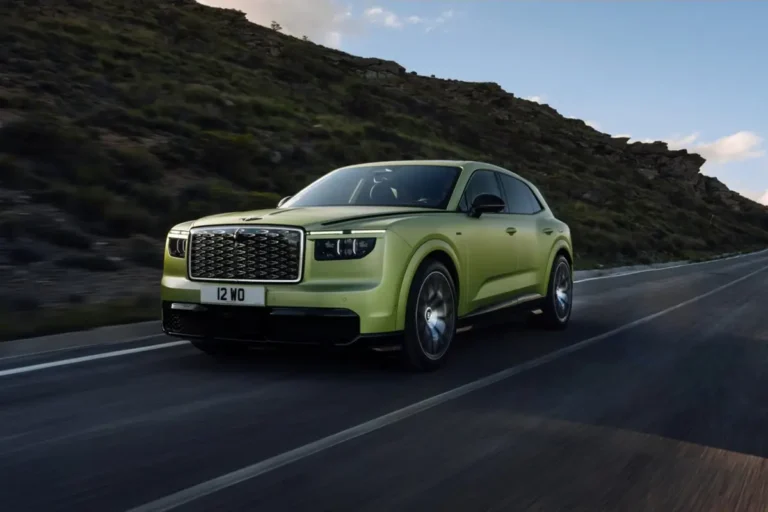 Bentley Torcal, primera SUV eléctrica de Bentley, en carretera