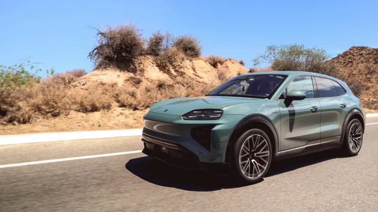 Porsche Cayenne Electric conectado a una estación de carga rápida