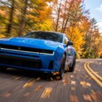 Dodge Charger Scat Pack 2026 azul circulando en carretera