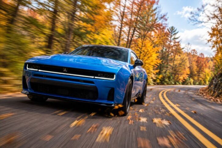 Dodge Charger Scat Pack 2026 azul circulando en carretera