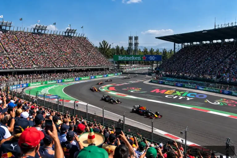 Monoplazas de Fórmula 1 durante el Gran Premio de México en el Autódromo Hermanos Rodríguez