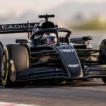 Checo Pérez al volante del Cadillac de Fórmula 1 antes de su Show Run en Paseo de la Reforma
