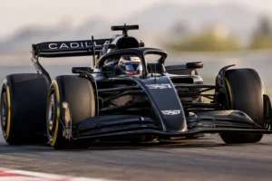 Checo Pérez al volante del Cadillac de Fórmula 1 antes de su Show Run en Paseo de la Reforma
