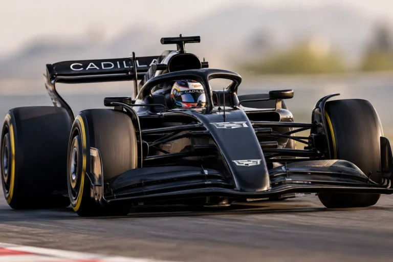 Checo Pérez al volante del Cadillac de Fórmula 1 antes de su Show Run en Paseo de la Reforma