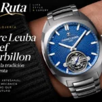 Favre Leuba Chief Tourbillon Guilloché con esfera azul artesanal y tourbillon a las seis, presentado en una caja de acero con brazalete integrado.