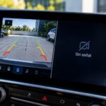 Pantalla central de un vehículo Ford con imagen de cámara de reversa