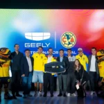 Representantes de Geely y Club América durante la entrega simbólica de vehículos en Ciudad de México.