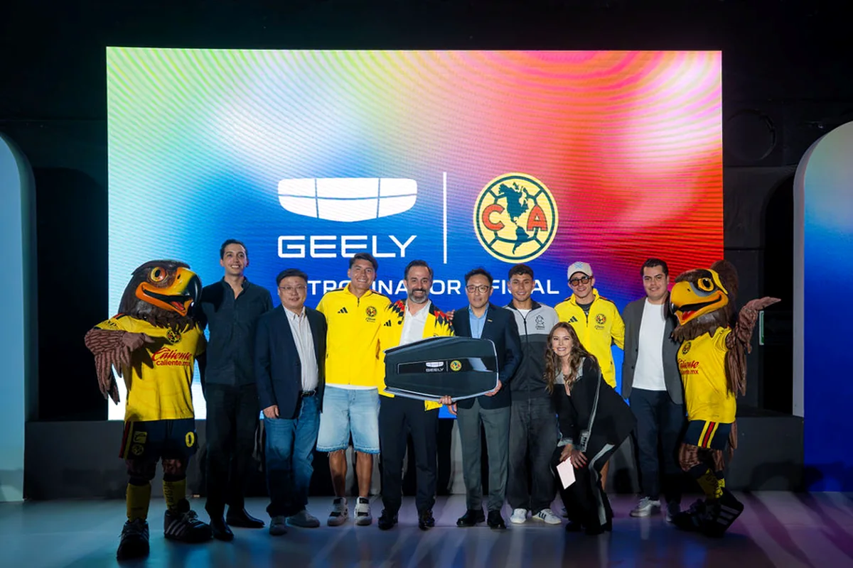 Representantes de Geely y Club América durante la entrega simbólica de vehículos en Ciudad de México.