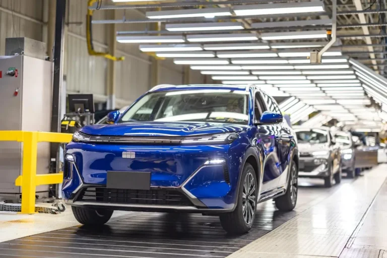 Geely EX5 EM-i durante su producción en la planta de Renault Geely do Brasil