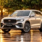 Geely Monjaro EM-i GF plateada en vista de tres cuartos sobre pavimento mojado en Acapulco