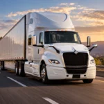 Camión International en carretera, marca que utiliza tecnología para reducir los tiempos de mantenimiento preventivo.