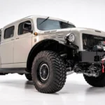 Dodge Power Wagon 1947 de Zaky Garage, modificada con la mecánica de una RAM TRX 2023 y carrocería de cuatro puertas.