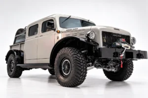 Dodge Power Wagon 1947 de Zaky Garage, modificada con la mecánica de una RAM TRX 2023 y carrocería de cuatro puertas.