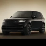 Range Rover SV Black con carrocería Narvik Gloss Black, parrilla negra y rines de 23 pulgadas