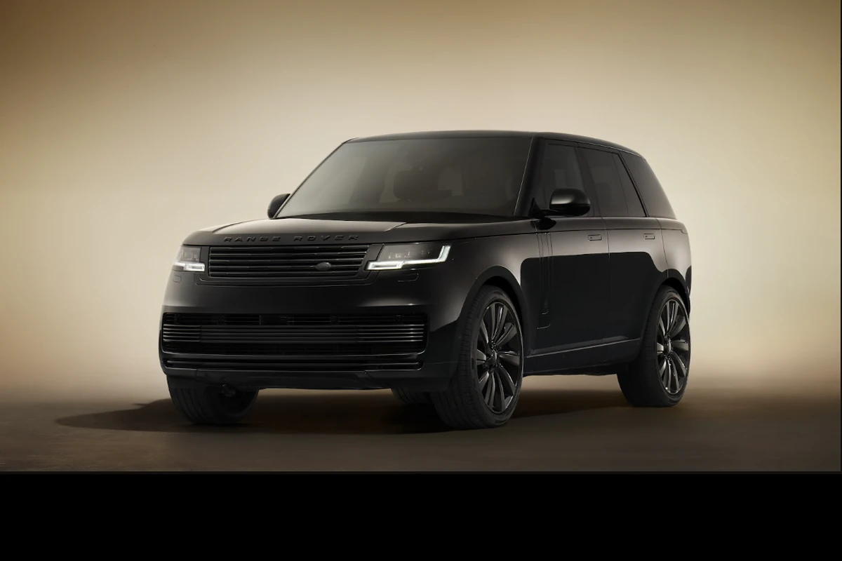 Range Rover SV Black con carrocería Narvik Gloss Black, parrilla negra y rines de 23 pulgadas