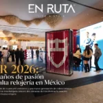 Visitantes recorren los espacios de exhibición del SIAR 2026 en The St. Regis Mexico City, durante la vigésima edición del salón de alta relojería.