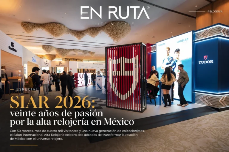 Visitantes recorren los espacios de exhibición del SIAR 2026 en The St. Regis Mexico City, durante la vigésima edición del salón de alta relojería.
