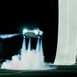 Tesla Roadster Rocket suspendido en el aire mientras expulsa gas por sus propulsores