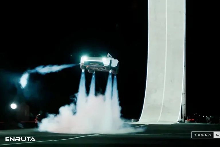 Tesla Roadster Rocket suspendido en el aire mientras expulsa gas por sus propulsores